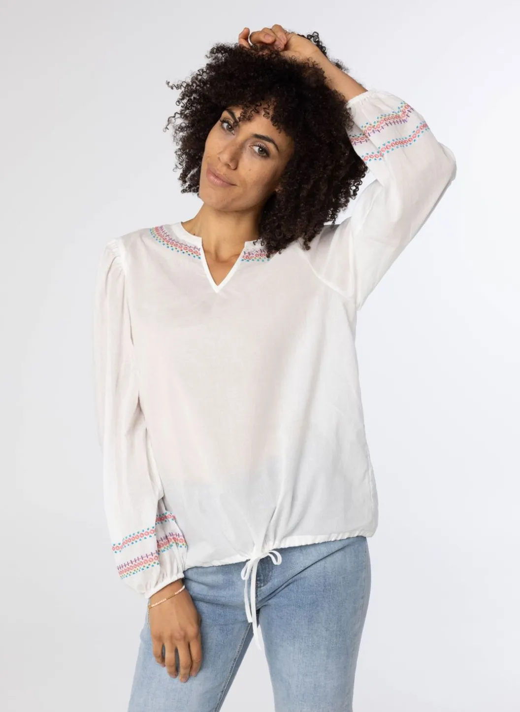 Te Blouse Met Gekleurde Borduursels