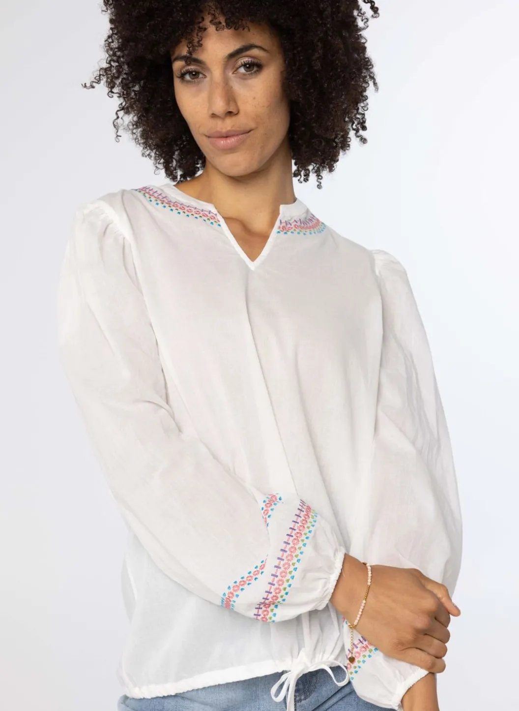 Te Blouse Met Gekleurde Borduursels